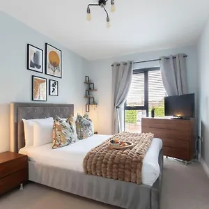 2-bedroom-stylish-apartment-in-the-docks.tophotelsbath.com/