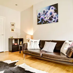 bright-royal-mile-apartment.edinburghhotelsuk.org/